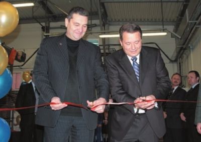 Ю.Ф. Слепцов (справа) и президент группы компаний «Сивма» В.В. Лабзин открывают новый завод.