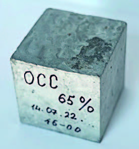 Рис. 8. Образец тяжелого бетона с содержанием 65 % масс. каменных отходов сноса: а — образец-куб; б — сечение образца